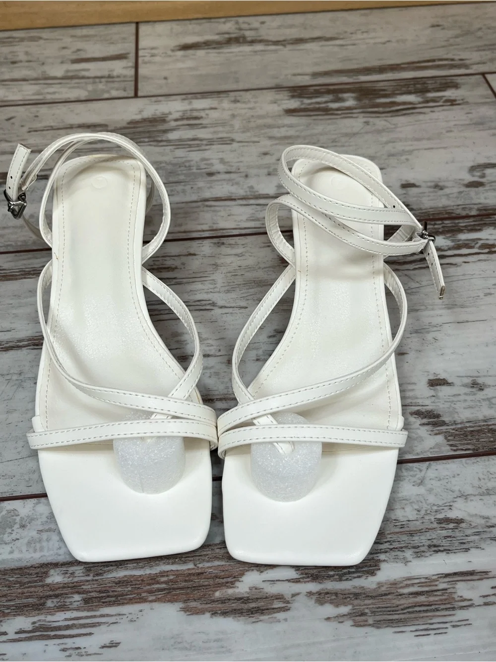 Juliet Holy Womens 7 White Strappy Square Toe Toe-Loop Kitten Heel Sandals NWOT